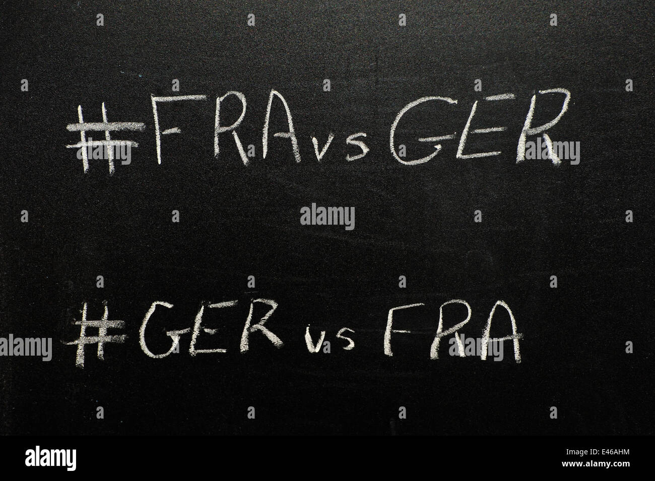 World Cup Quarterfinal Twitter hashtag scritto su una lavagna a fogli mobili in bianco gesso. Foto Stock