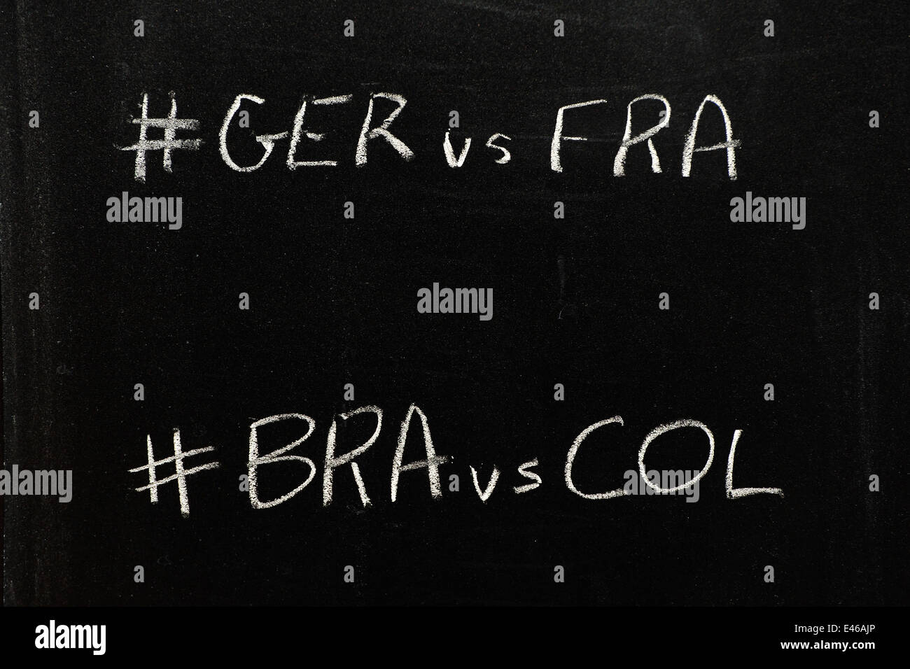World Cup Quarterfinal Twitter hashtag scritto su una lavagna a fogli mobili in bianco gesso. Foto Stock