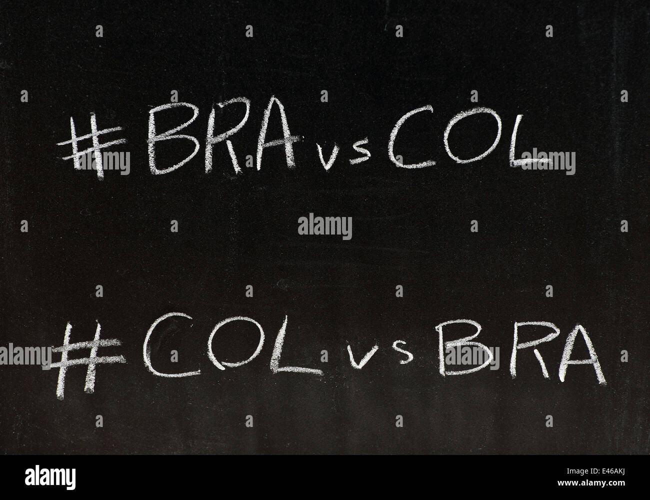World Cup Quarterfinal Twitter hashtag scritto su una lavagna a fogli mobili in bianco gesso. Foto Stock