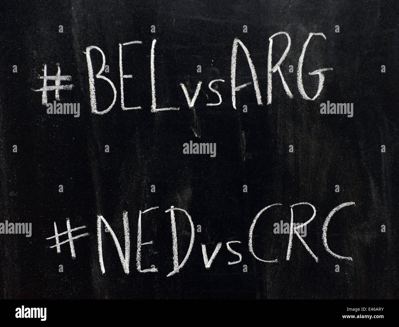 World Cup Quarterfinal Twitter hashtag scritto su una lavagna a fogli mobili in bianco gesso. Foto Stock