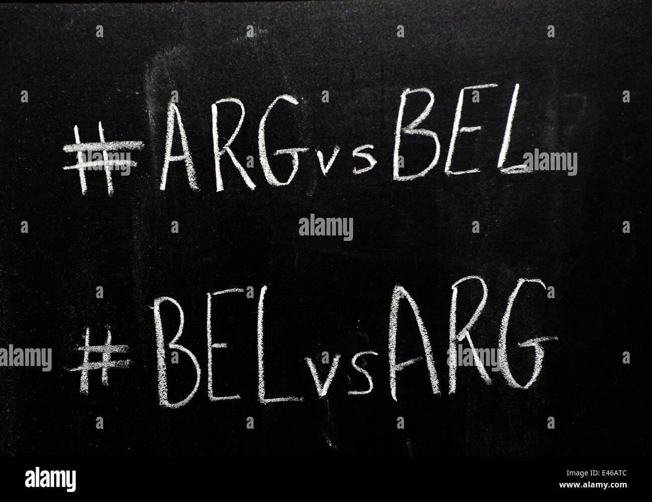 World Cup Quarterfinal Twitter hashtag scritto su una lavagna a fogli mobili in bianco gesso. Foto Stock