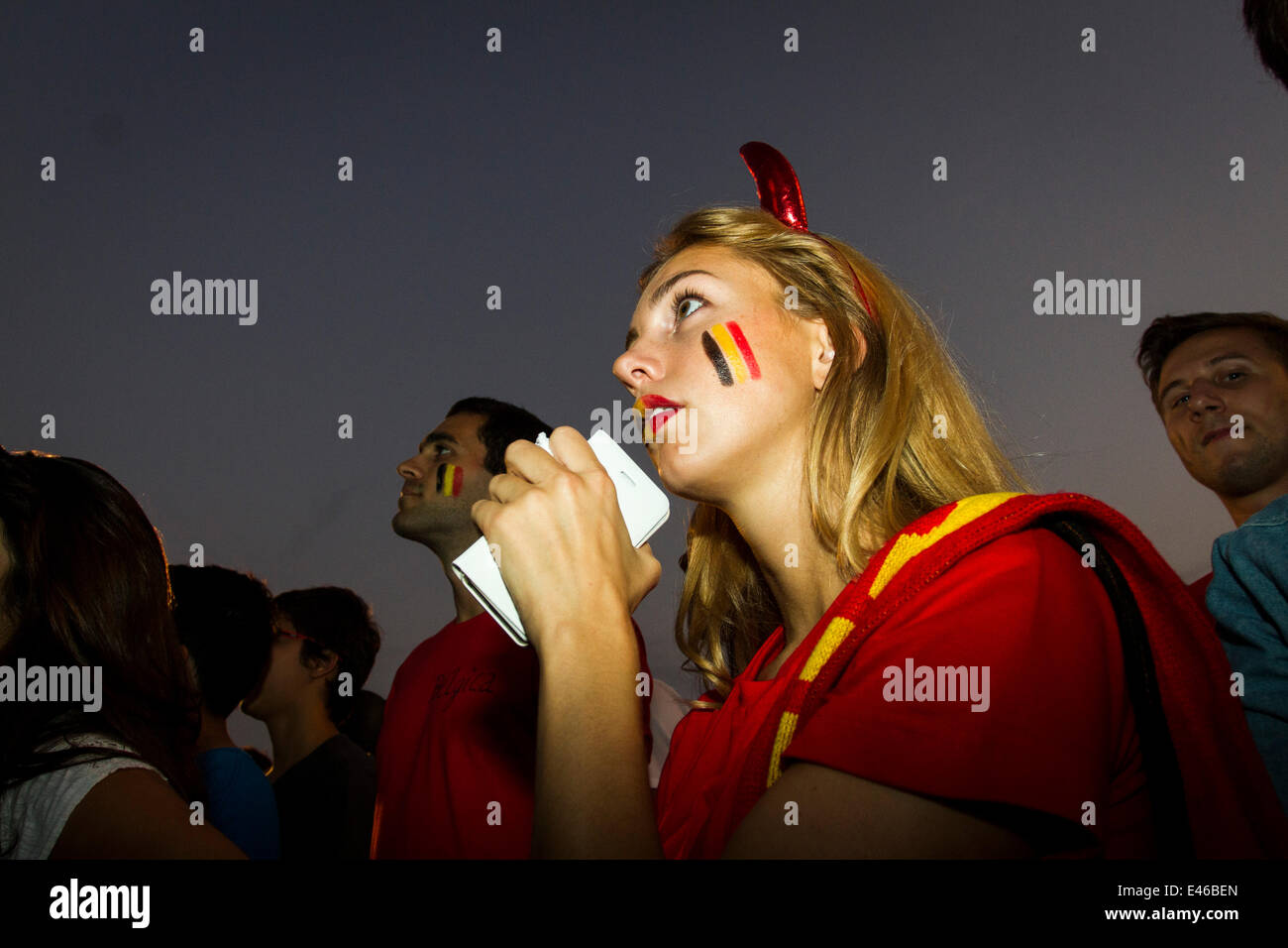 Copacabana, Rio de Janeiro, Brasile. 1 Luglio, 2014. Belgan sostenitori venuti alla FIFA Fan Fest a guardare la partita tra loro nazionale di calcio e gli Stati Uniti d'America Foto Stock