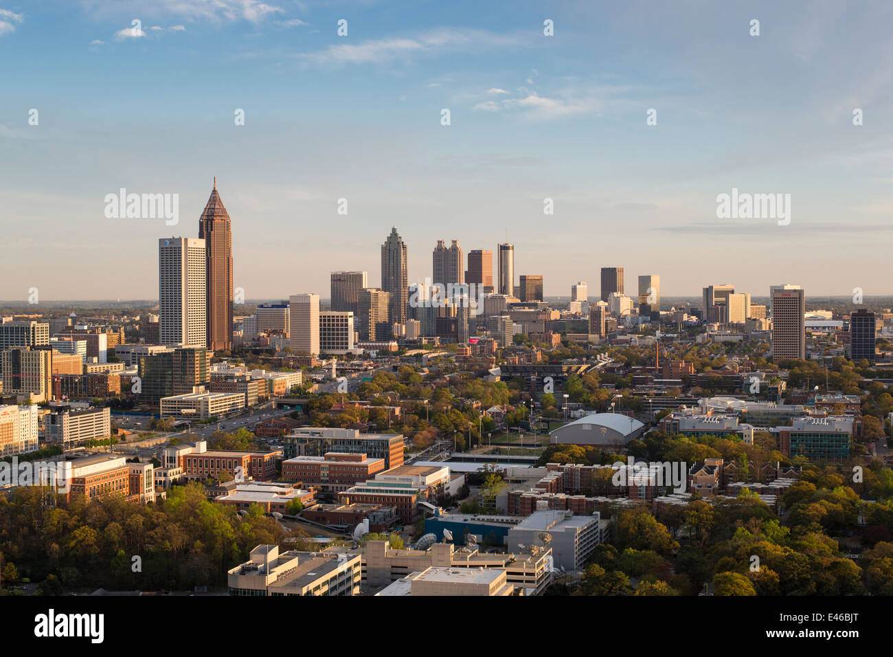 Vista in elevazione sulla Interstate 85 passando la skyline di Atlanta, Atlanta, Georgia, Stati Uniti d'America Foto Stock