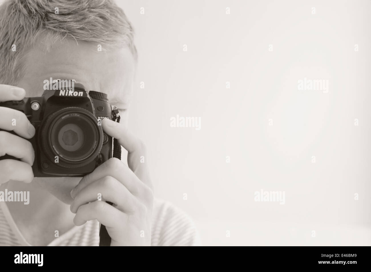 Selfie uomo, Nikon DSLR Foto Stock