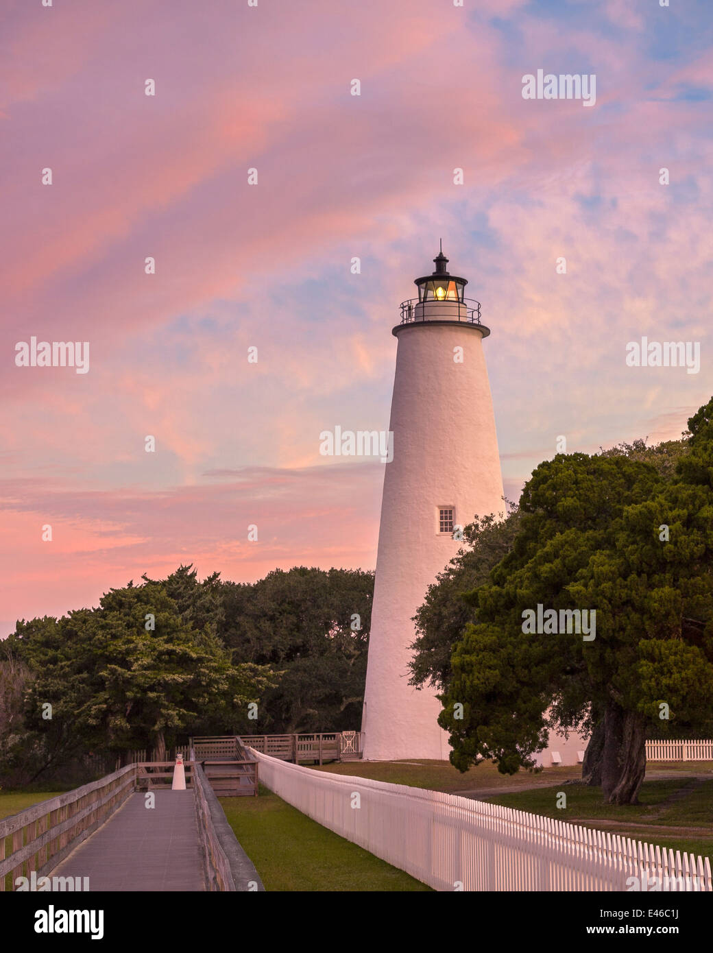 Cape Hatteras National Seashore, NC: alba colorata a Ocracoke Island Lighthouse (1823) sull'isola Ocracoke Foto Stock