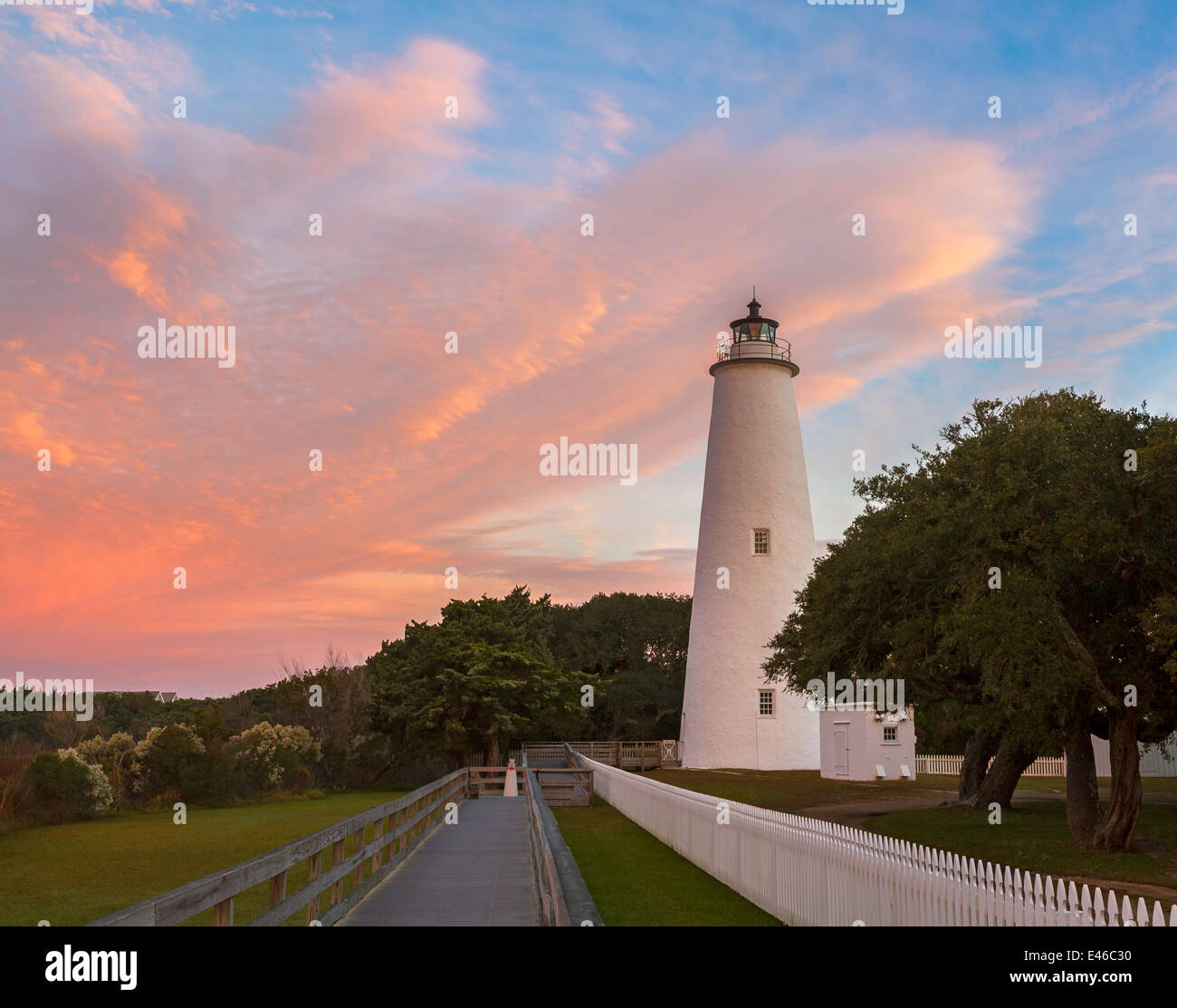 Cape Hatteras National Seashore, NC: alba colorata a Ocracoke Island Lighthouse (1823) sull'isola Ocracoke Foto Stock