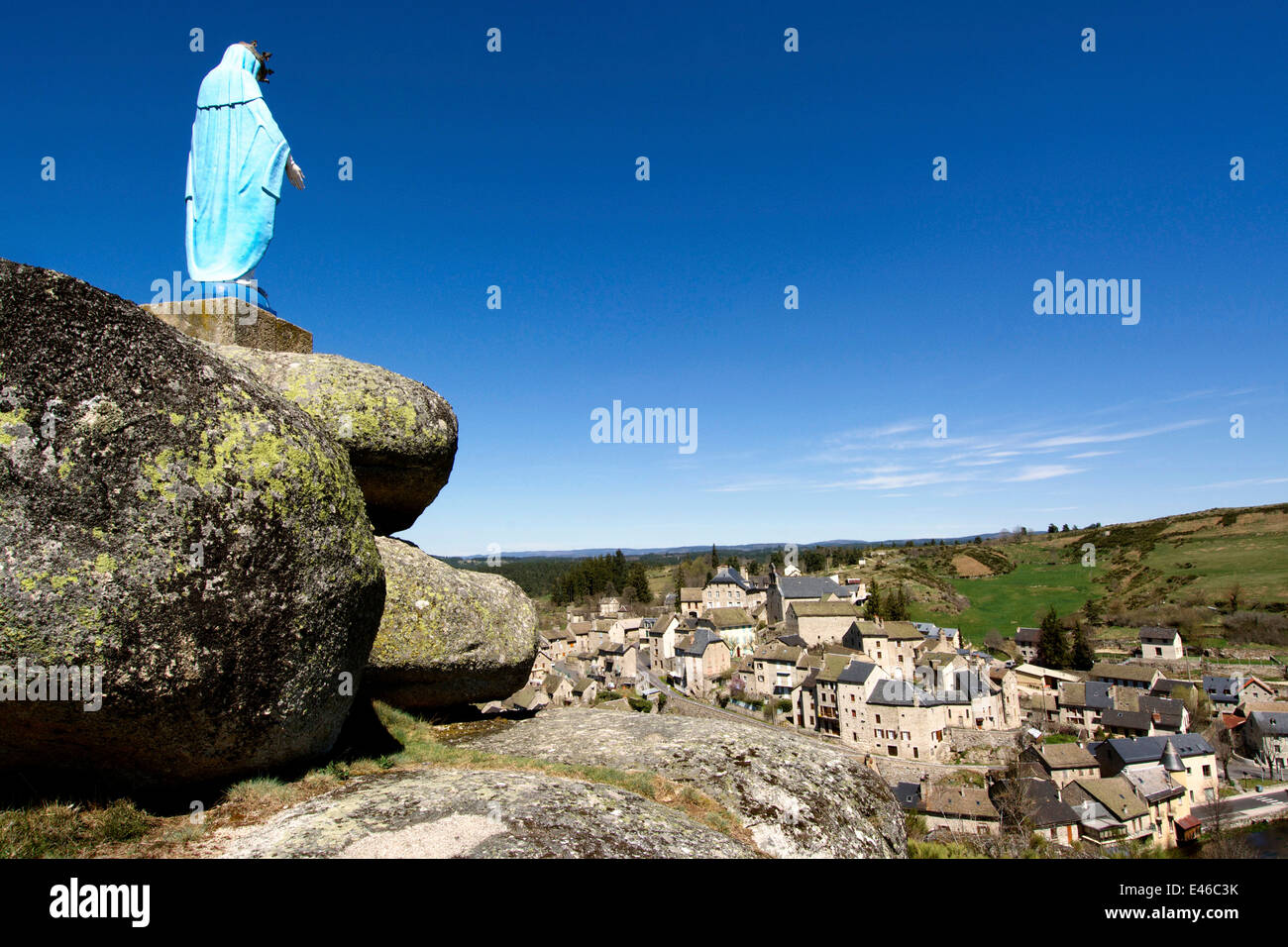 Villaggio di Serverette, Truyere valley, Gevaudan, Margeride, Lozère, Languedoc-Roussillon, Francia, Europa - con la Vergine Maria Foto Stock