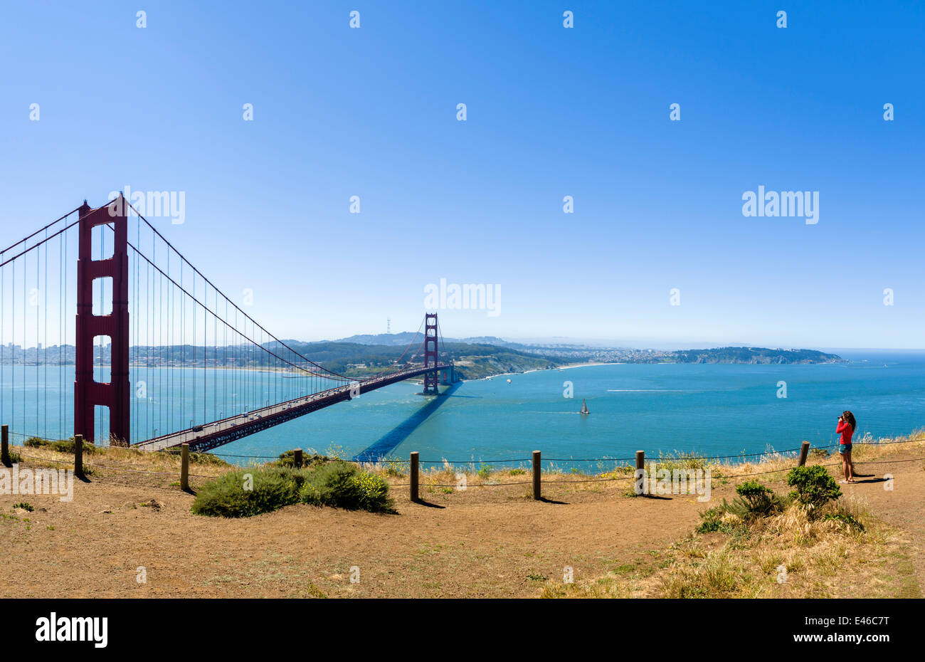 Donna di scattare una foto del Golden Gate Bridge dalla batteria Spencer sui Promontori Marin, San Francisco, California, Stati Uniti d'America Foto Stock