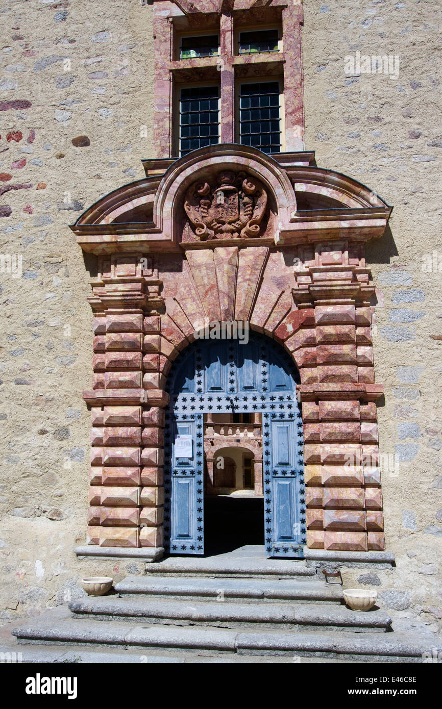 Saint Alban castello, villaggio di Saint-Alban-sur-Limagnole, Gevaudan, Margeride, Lozère, Languedoc-Roussillon, Francia Foto Stock