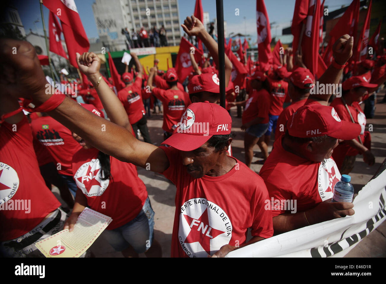 (140703) -- BRASILE SAO PAULO, luglio 03, 2014 (Xinhua) -- manifestanti assistere a una dimostrazione in strada di Sao Paulo, Brasile, il 3 luglio 2014. I membri dei movimenti sociali come i senza terra movimento dei lavoratori (MTS) e senzatetto movimento dei lavoratori (MST) riuniti a Sao Paulo il giovedì, il sollevamento muliple richieste relative a riforme sulle terre e agricoltura al governo brasiliano. (Xinhua/Rahel Patrasso). Foto Stock