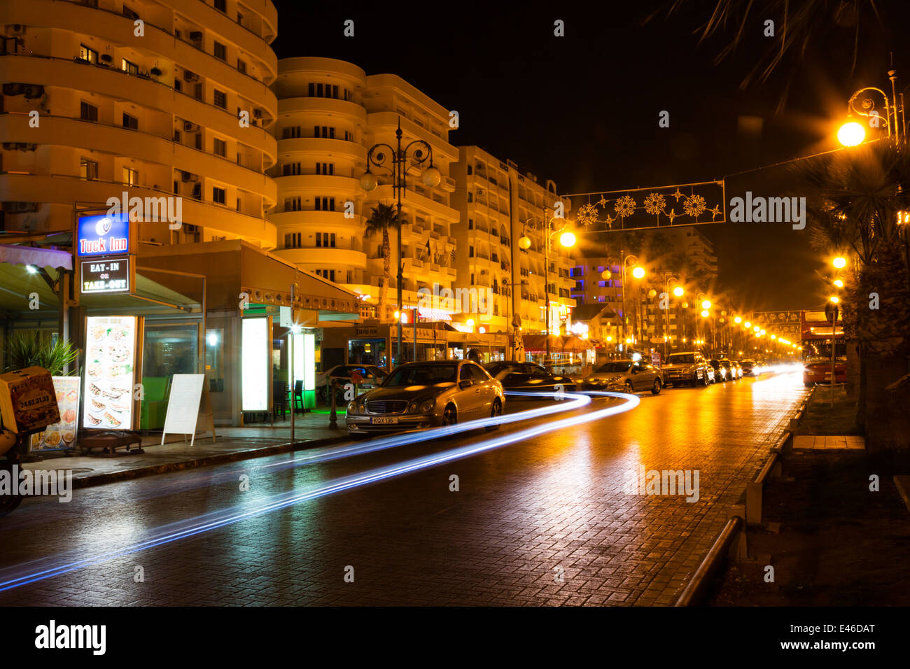 Larnaka Finikoudes Promenade di notte con percorsi di luce dai veicoli in transito Foto Stock