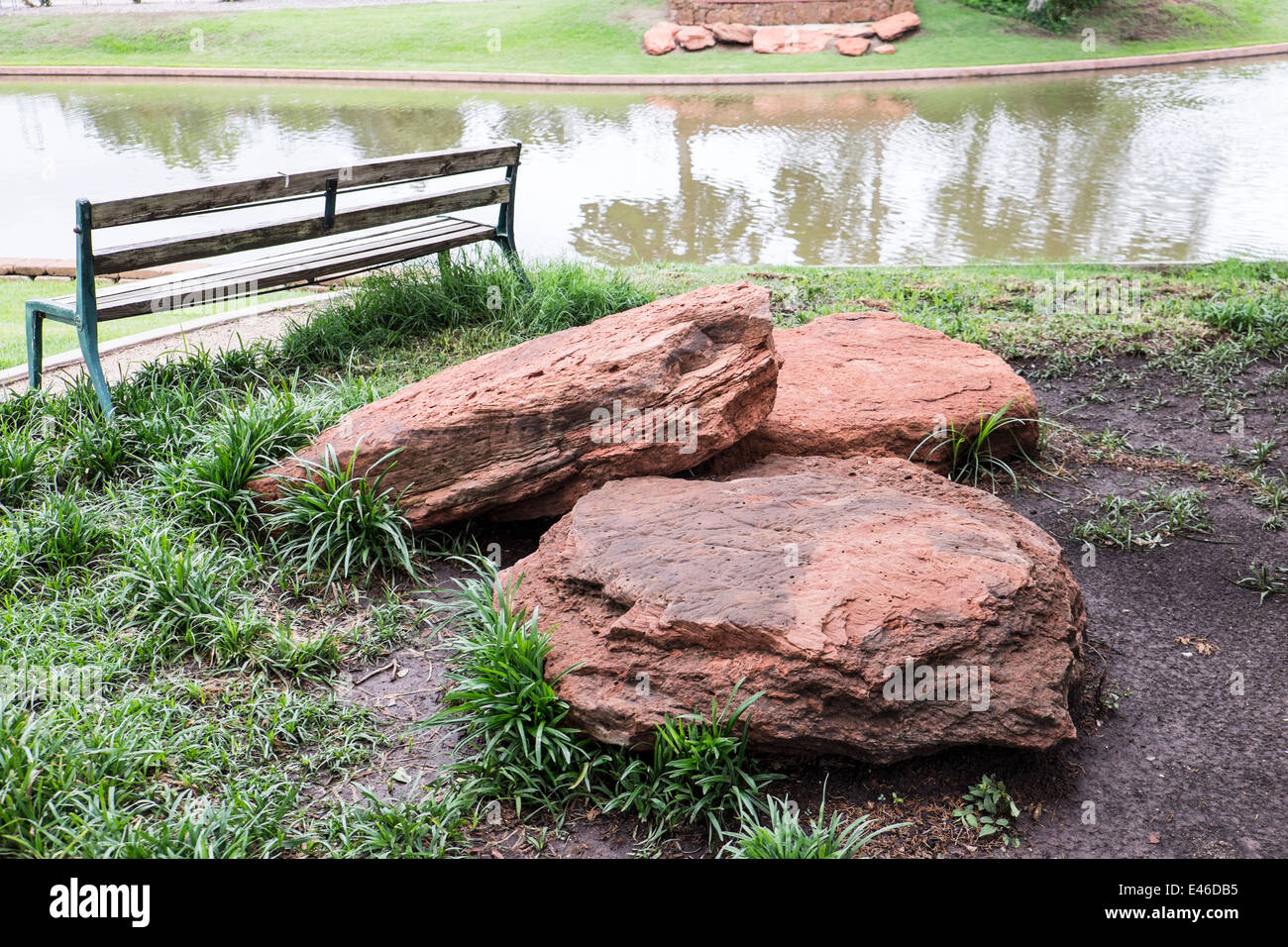 Un ambiente splendido con massi e una panchina nel parco vicino a un lago in un parco pubblico, Will Rogers Park nella città di Oklahoma, Oklahoma, Stati Uniti d'America. Foto Stock