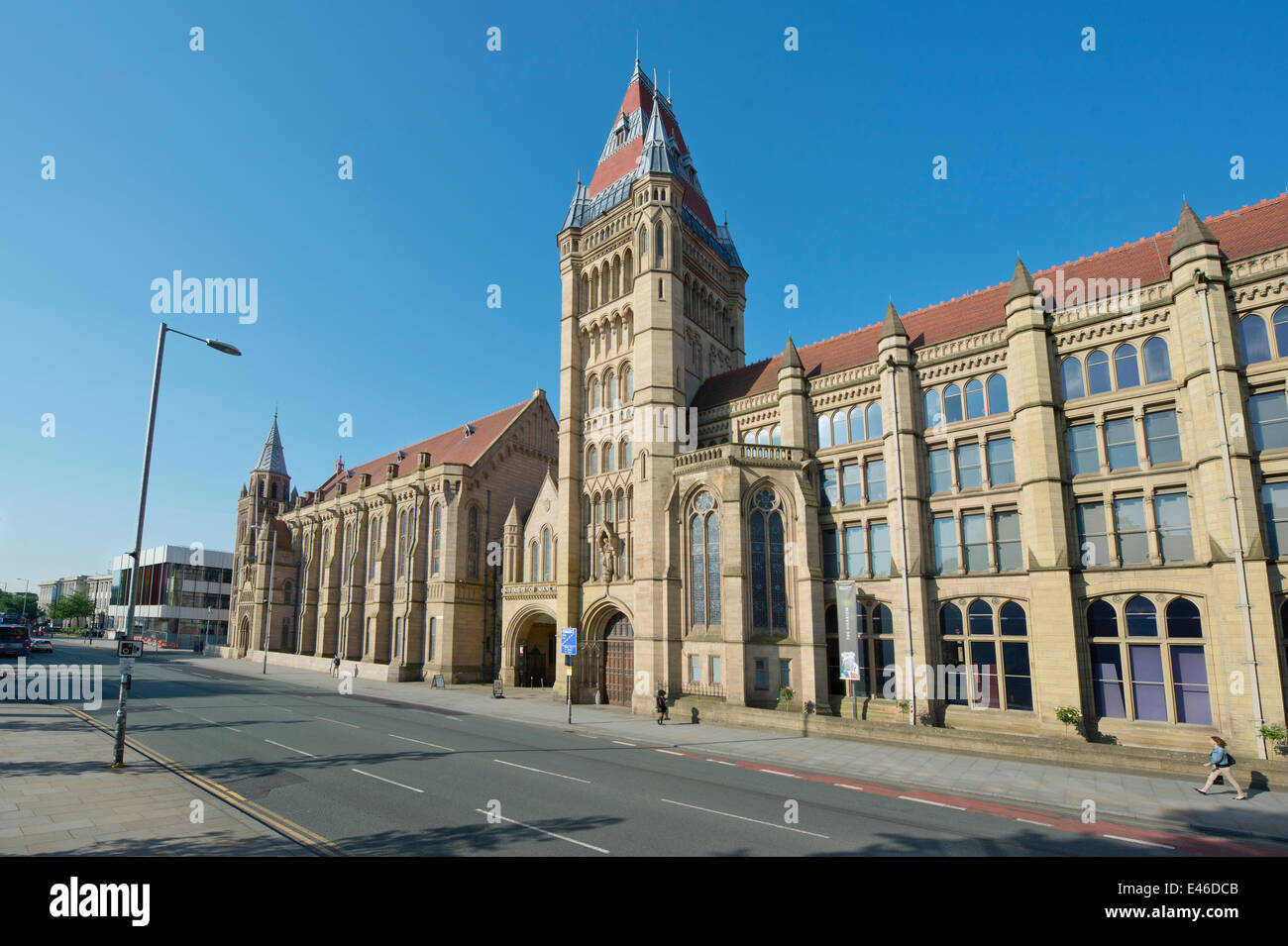 Il principale edificio di Victoria e Whitworth Hall presso l Università di Manchester sparato contro un cielo blu chiaro (solo uso editoriale) Foto Stock