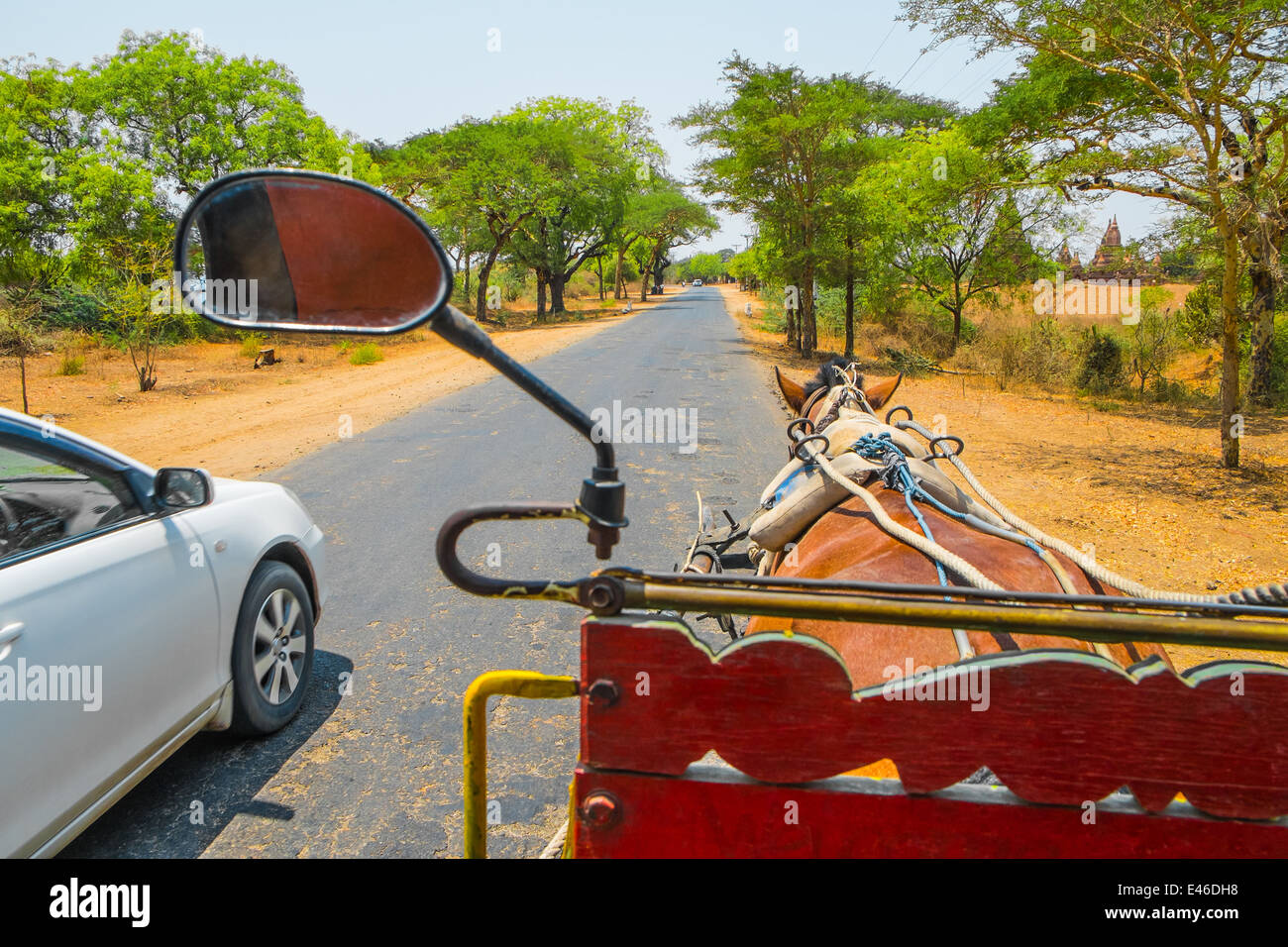 Carrozza a cavallo e auto sulla strada rurale, Myanmar Foto Stock