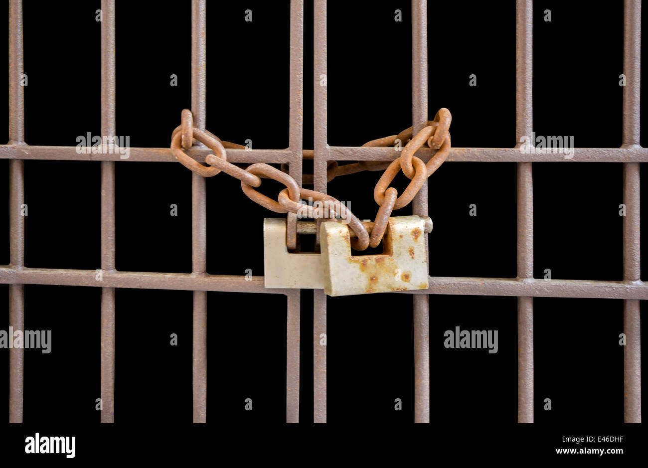 La porta di barre di ferro bloccata con una catena e un lucchetto Foto Stock