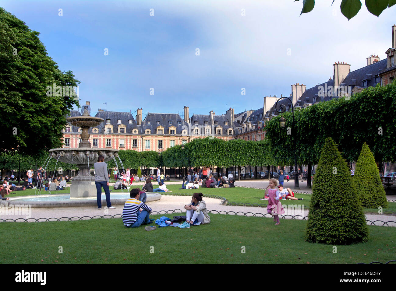 Place des Vosges con i turisti, Parigi, Francia Foto Stock