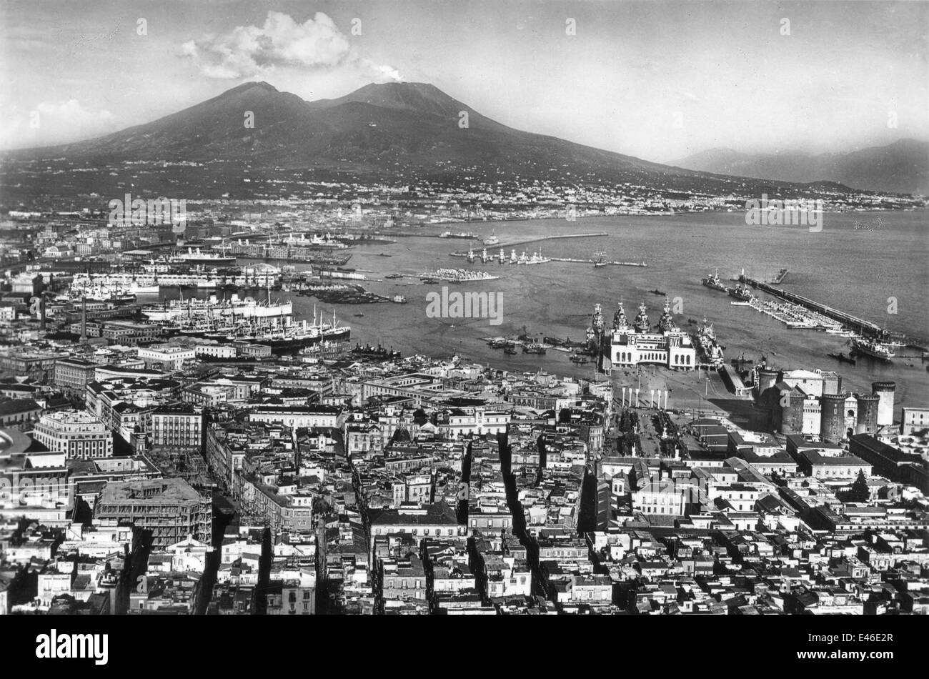 Città italiana di Napoli o porto di Napoli con il monte Vesuvio nel giugno 1940 prima di essere bombardato durante il Foto Stock