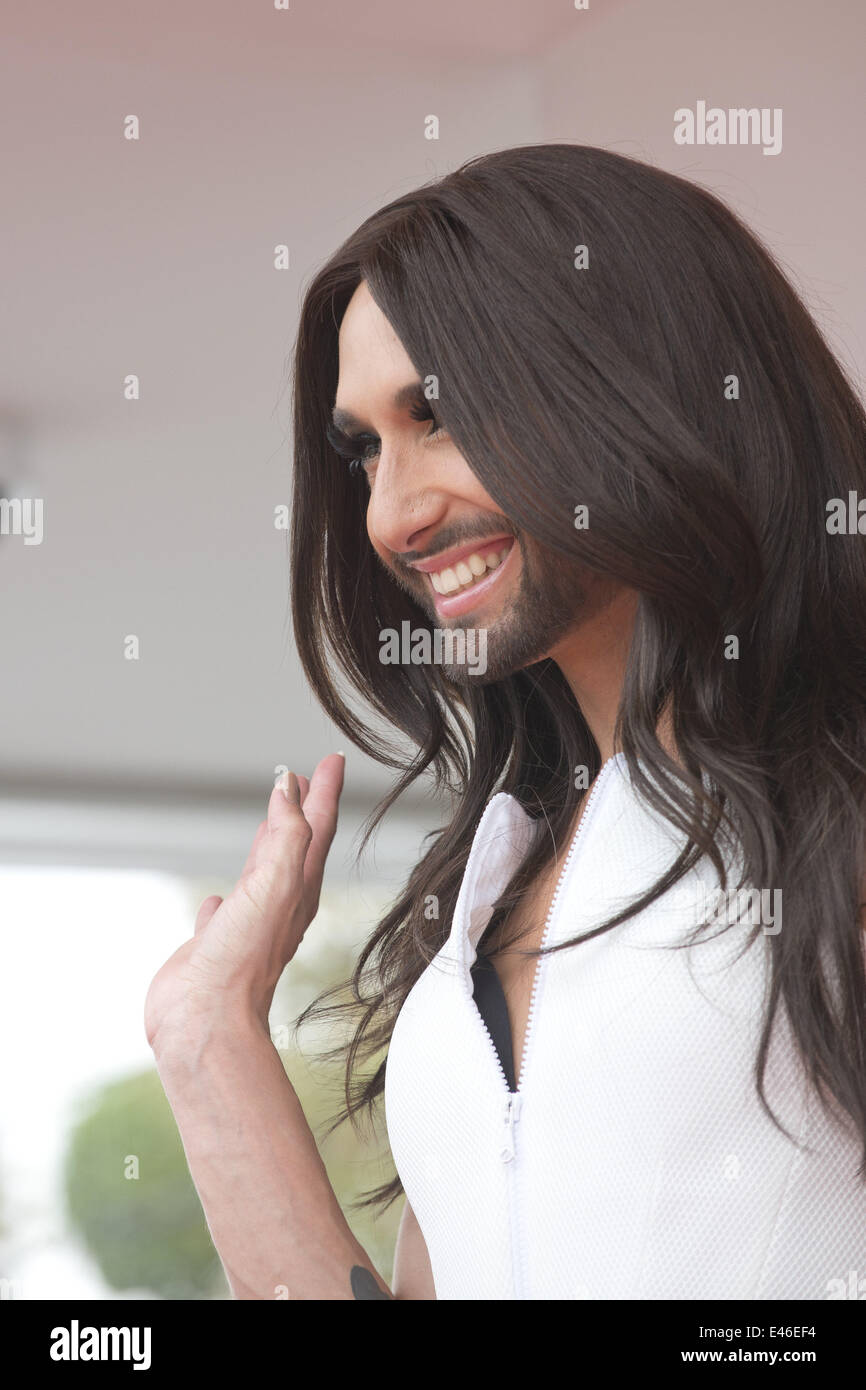 Madrid, Spagna. 3 Luglio, 2014. Vincitore del 2014 Eurovision Song Contest Austrian Conchita Wurst partecipa a una riunione come ospiti onorati di Madrid Shangay orgoglio per ricevere ''Premio Madrid Orgullo-Muestra-T'' award presso Hotel ME Madrid, in Spagna il 3 luglio 2014. Credito: Oscar Gonzalez/NurPhoto/ZUMA filo/Alamy Live News Foto Stock