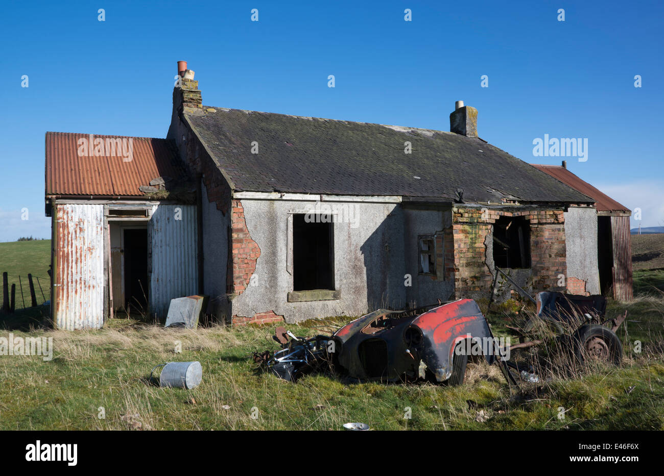Derelitto cottage e auto prima della demolizione e la ricostruzione Foto Stock