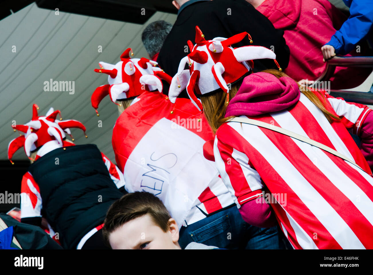 Tre donne mostrano i loro colori per Sunderland nel 2014 Capitale una finale di coppa a Wembley Foto Stock