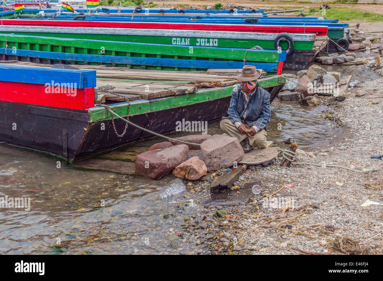 Un uomo e il fiume traghetti attraverso lo stretto di Tiquina, Bolivia prendere automobili, camion, autobus e moto attraverso il fiume. Foto Stock Un uomo e il fiume traghetti attraverso lo stretto di Tiquina, Bolivia prendere automobili, camion, autobus e moto attraverso il fiume. Foto Stock