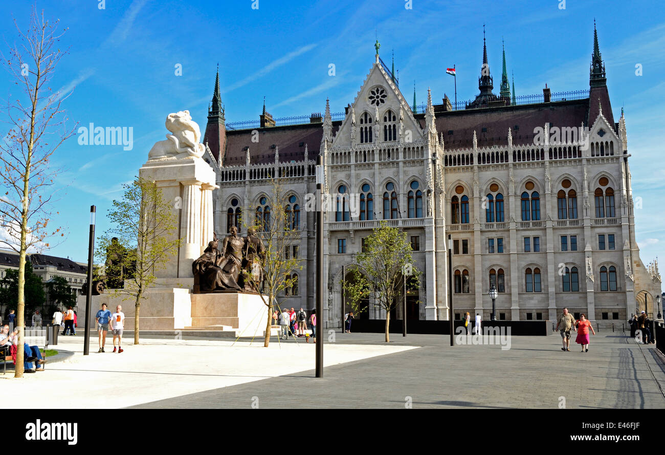 Ungheria Budapest rinnovato Kossuth Lajos Square Conte Tisza Istvan statua Foto Stock