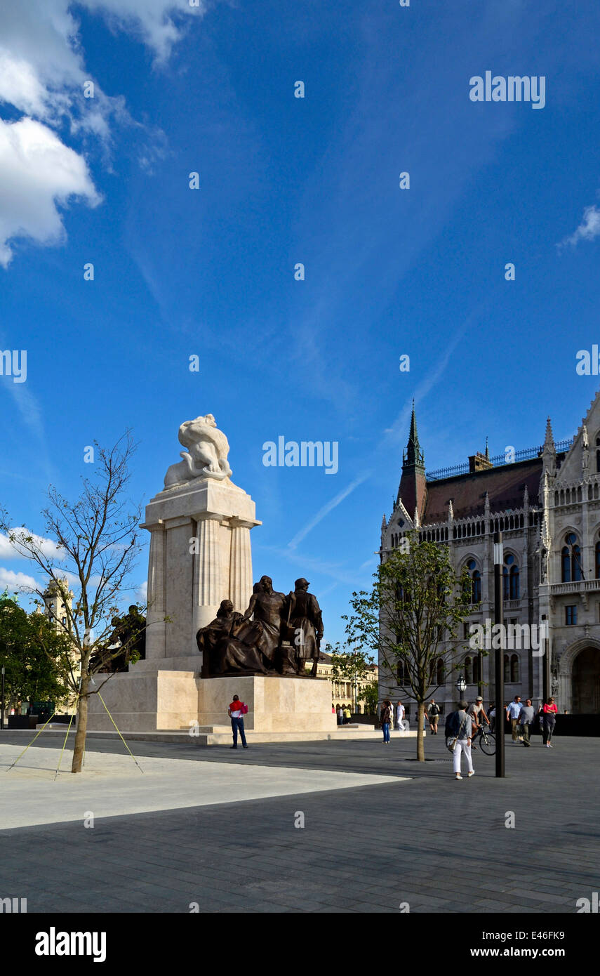 Ungheria Budapest rinnovato Kossuth Lajos Square Conte Tisza Istvan statua Foto Stock