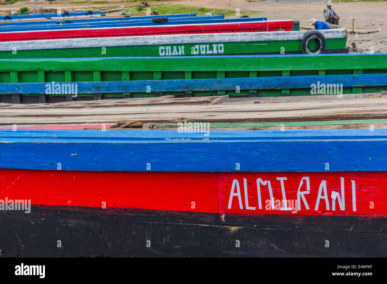 Un uomo e il fiume traghetti attraverso lo stretto di Tiquina, Bolivia prendere automobili, camion, autobus e moto attraverso il fiume. Foto Stock Un uomo e il fiume traghetti attraverso lo stretto di Tiquina, Bolivia prendere automobili, camion, autobus e moto attraverso il fiume. Foto Stock