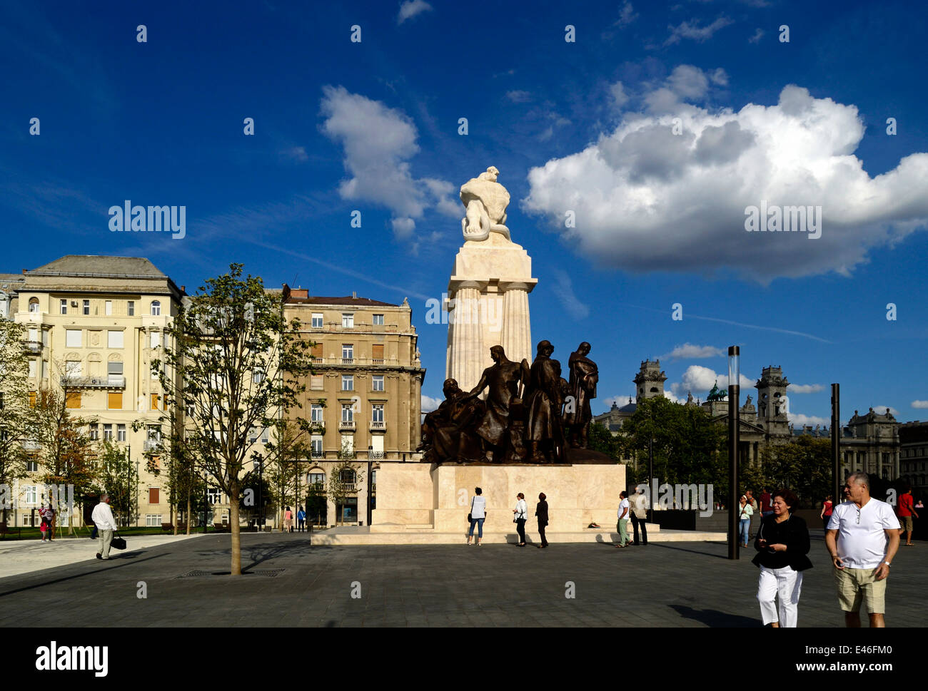 Ungheria Budapest rinnovato Kossuth Lajos Square Conte Tisza Istvan statua Foto Stock