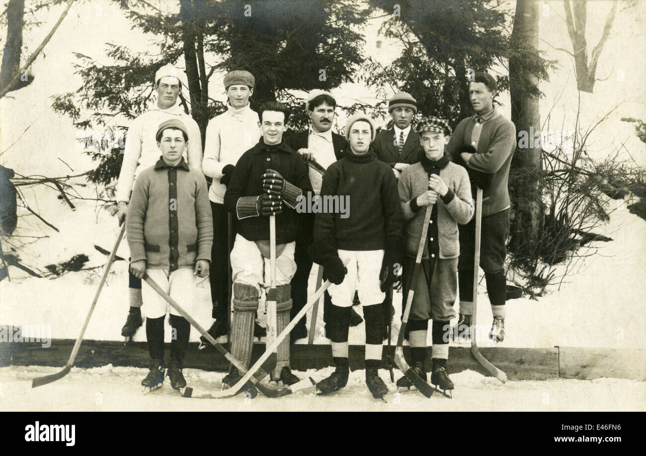 Fotografia di antiquariato, circa 1910 Immagine di un ragazzo pick-up di hockey, probabilmente a Québec, in Canada. Foto Stock