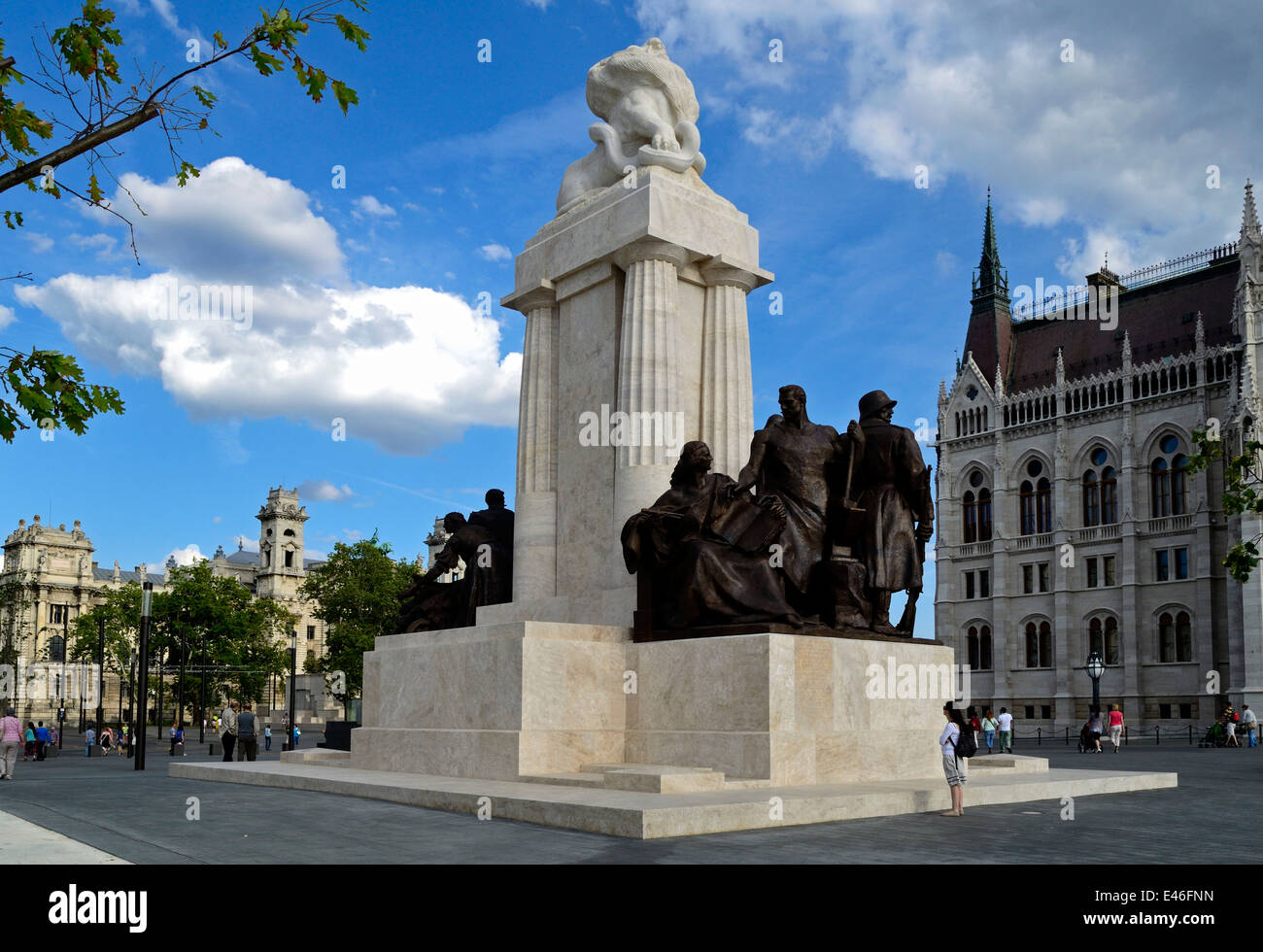 Ungheria Budapest rinnovato Kossuth Lajos Square Conte Tisza Istvan statua Foto Stock