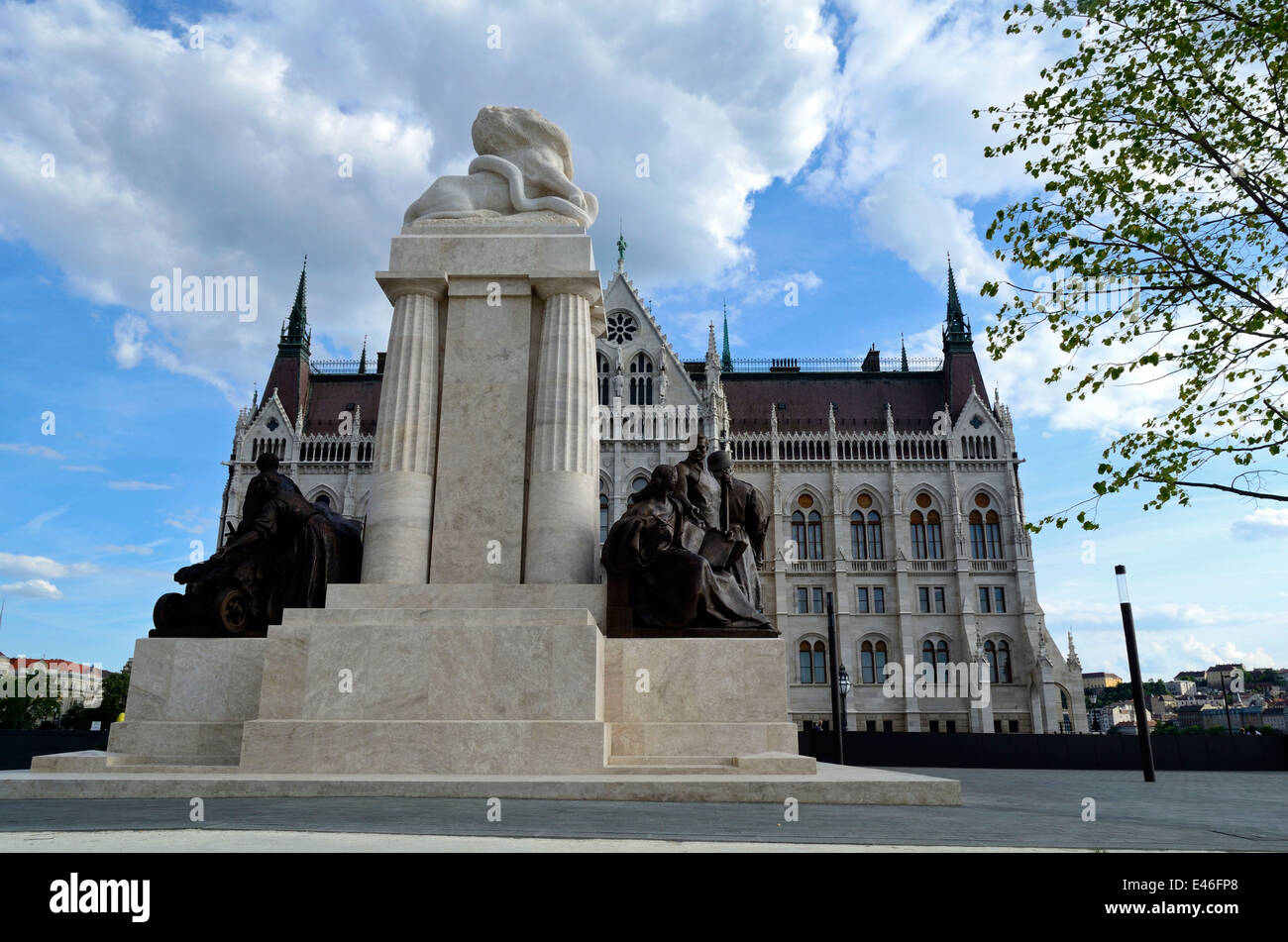 Ungheria Budapest rinnovato Kossuth Lajos Square Conte Tisza Istvan statua Foto Stock