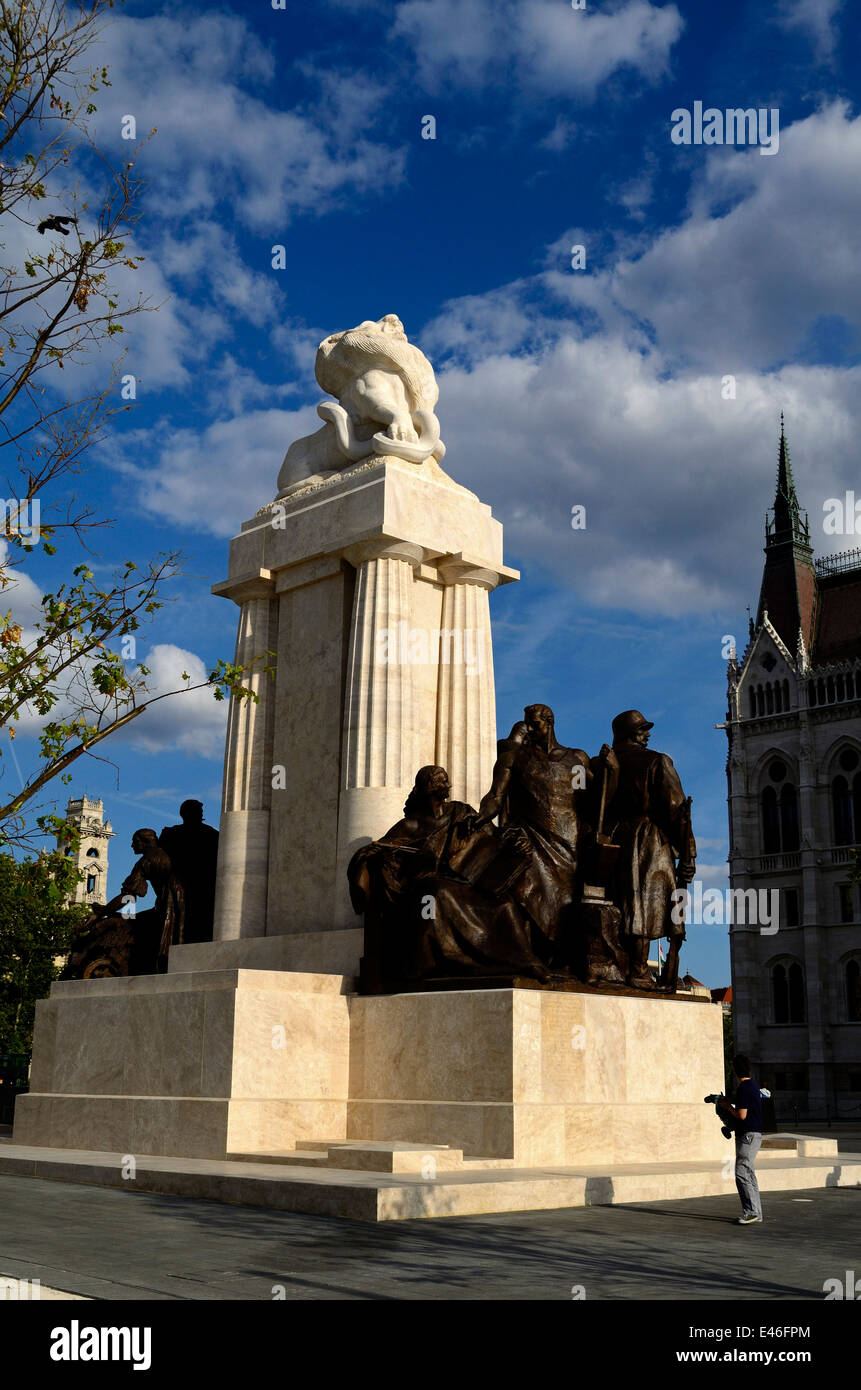 Ungheria Budapest rinnovato Kossuth Lajos Square Conte Tisza Istvan statua Foto Stock