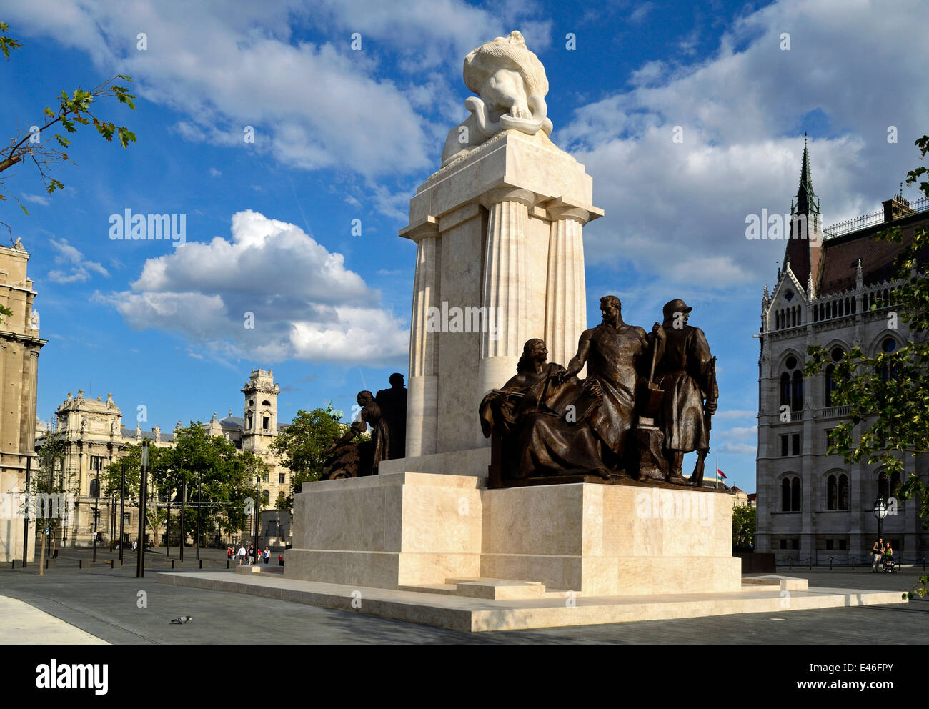 Ungheria Budapest rinnovato Kossuth Lajos Square Conte Tisza Istvan statua Foto Stock
