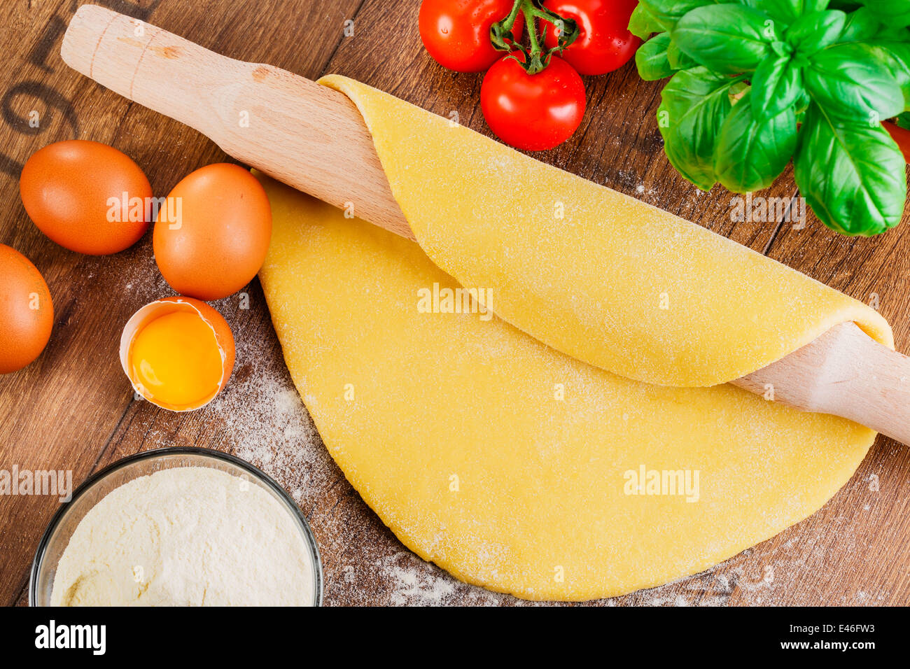 Pasta fatta in casa con un mattarello Foto Stock