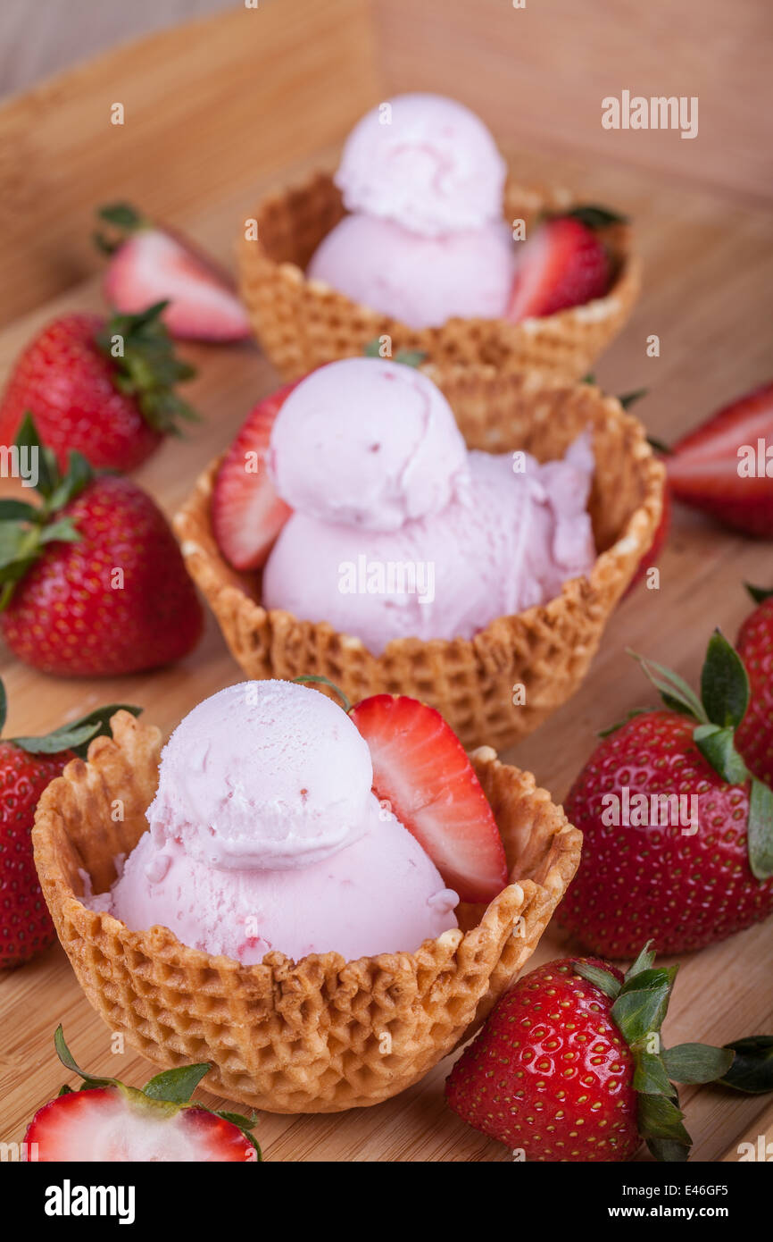 Gelato alla fragola in waffle bocce Foto Stock