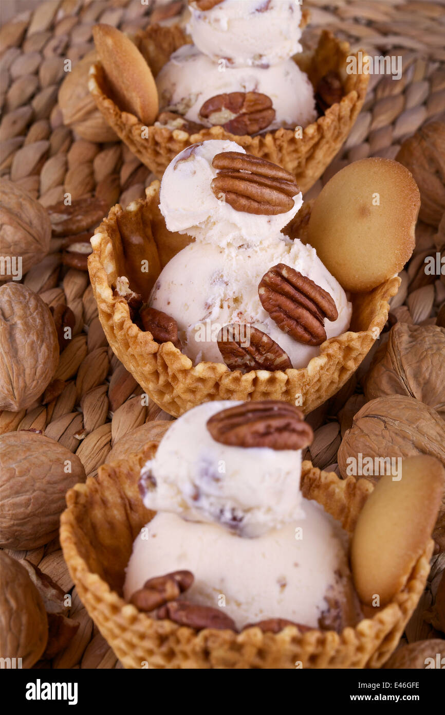 Tre peanut gelato in cialda di bocce Foto Stock
