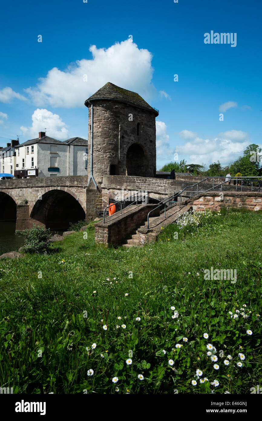 Il Monnow Bridge, Monmouth, Wales UK - solo il ponte medievale nel Regno Unito con un superstite torre di porta Foto Stock