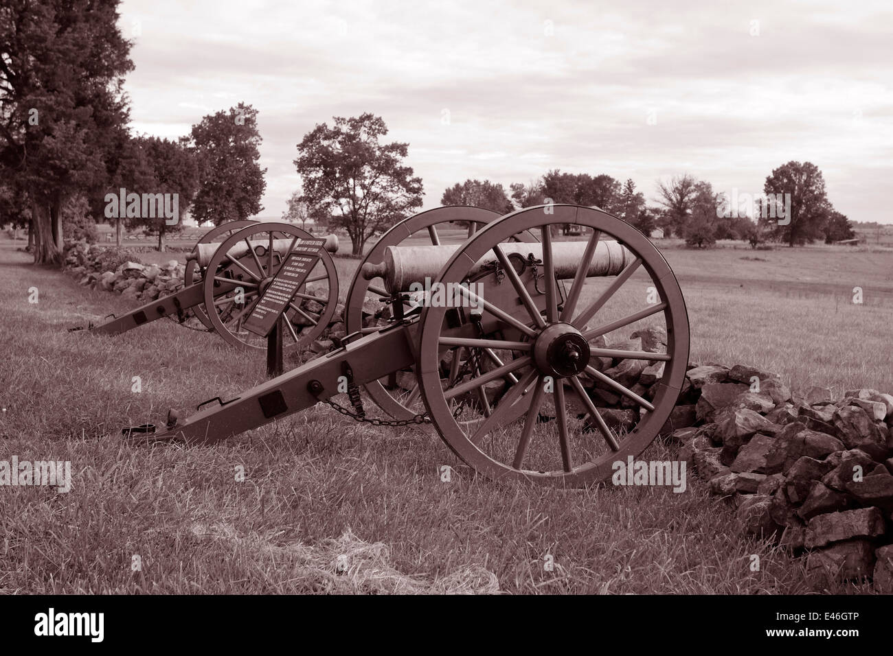 I cannoni confederati posizionato sulla cresta del seminario, campo di battaglia di Gettysburg Foto Stock
