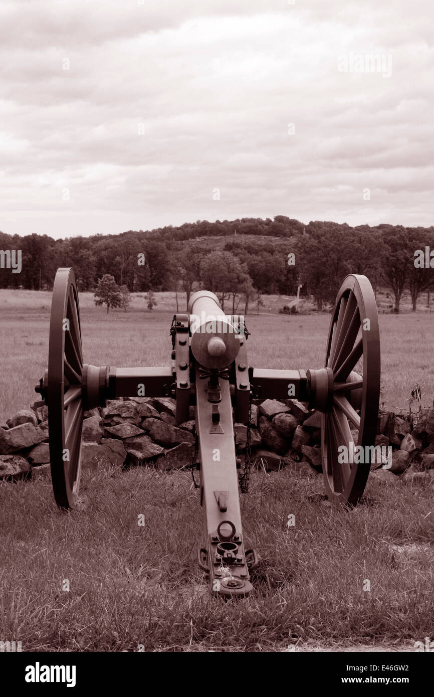 Esercito confederato cannon posizione. Union Army's Little Round Top posizione visibile in lontananza. Gettysburg. Foto Stock
