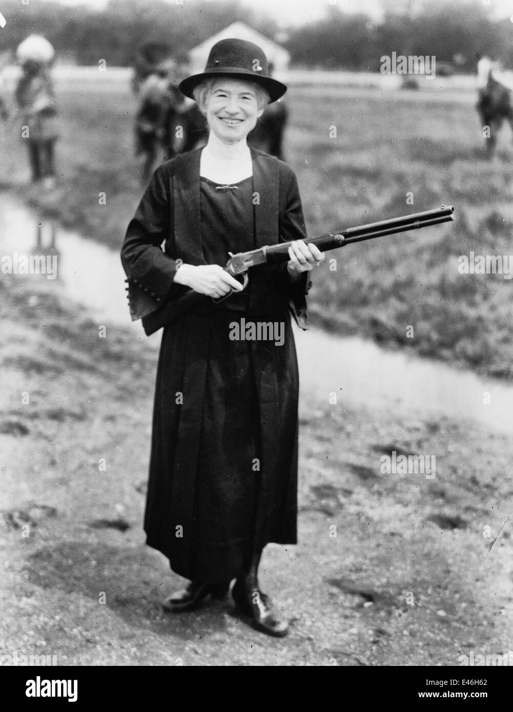 Annie Oakley, con la pistola in Buffalo Bill ha dato a lei, circa 1922 Foto Stock