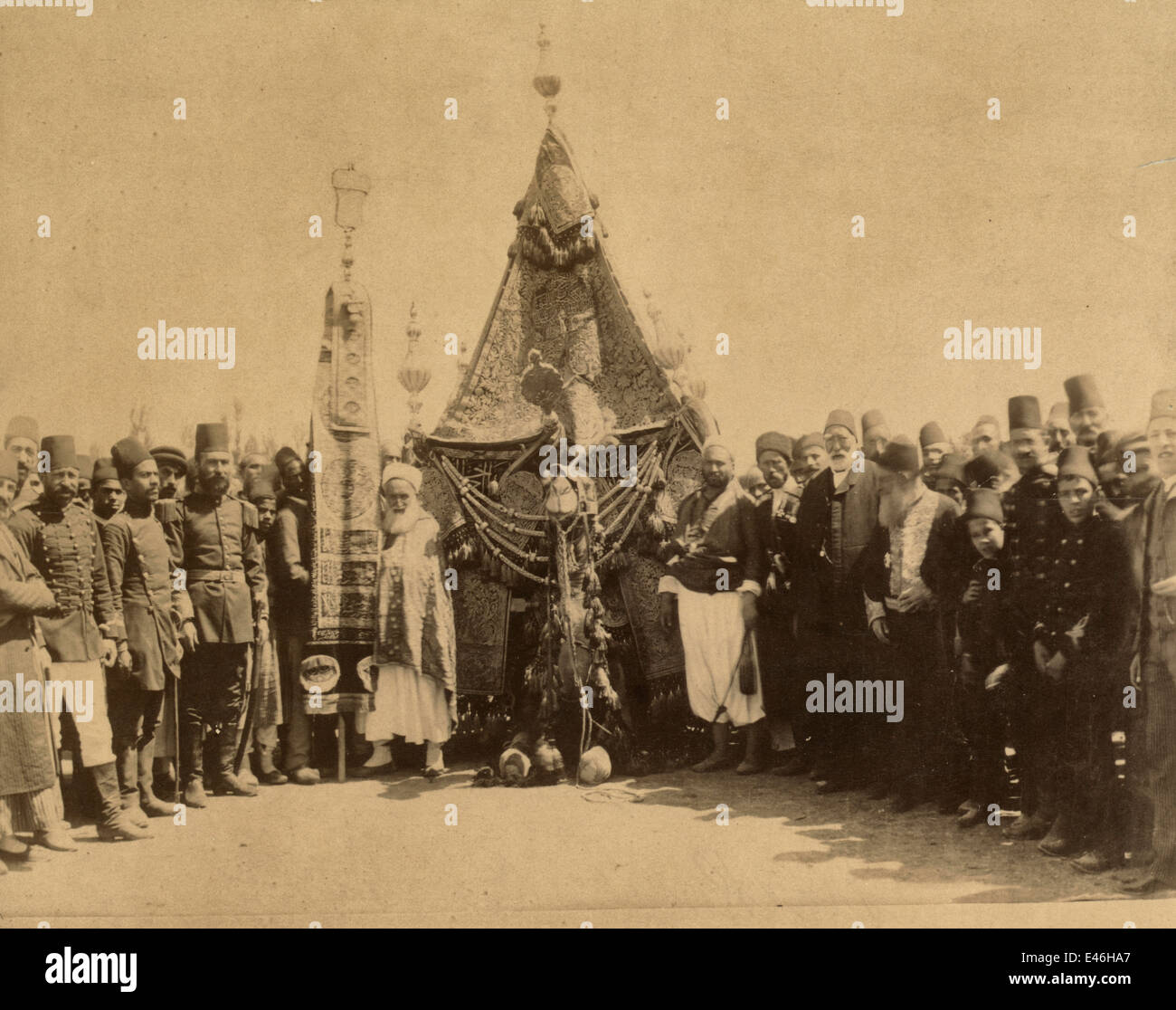 Il Santo caravan in Ṣem - Caravan sul suo modo di Mecca per il Hajj, dopo aver lasciato a Damasco. Soldati e dignitari con cammello portante il palanquin (Mahmal), l'emblema del sultano ottomano, circa 1890 Foto Stock