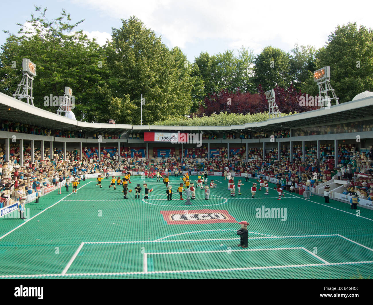 Un modello del vecchio stadio di Wembley realizzato da migliaia di mattoncini Lego a Legoland Windsor, Inghilterra Foto Stock