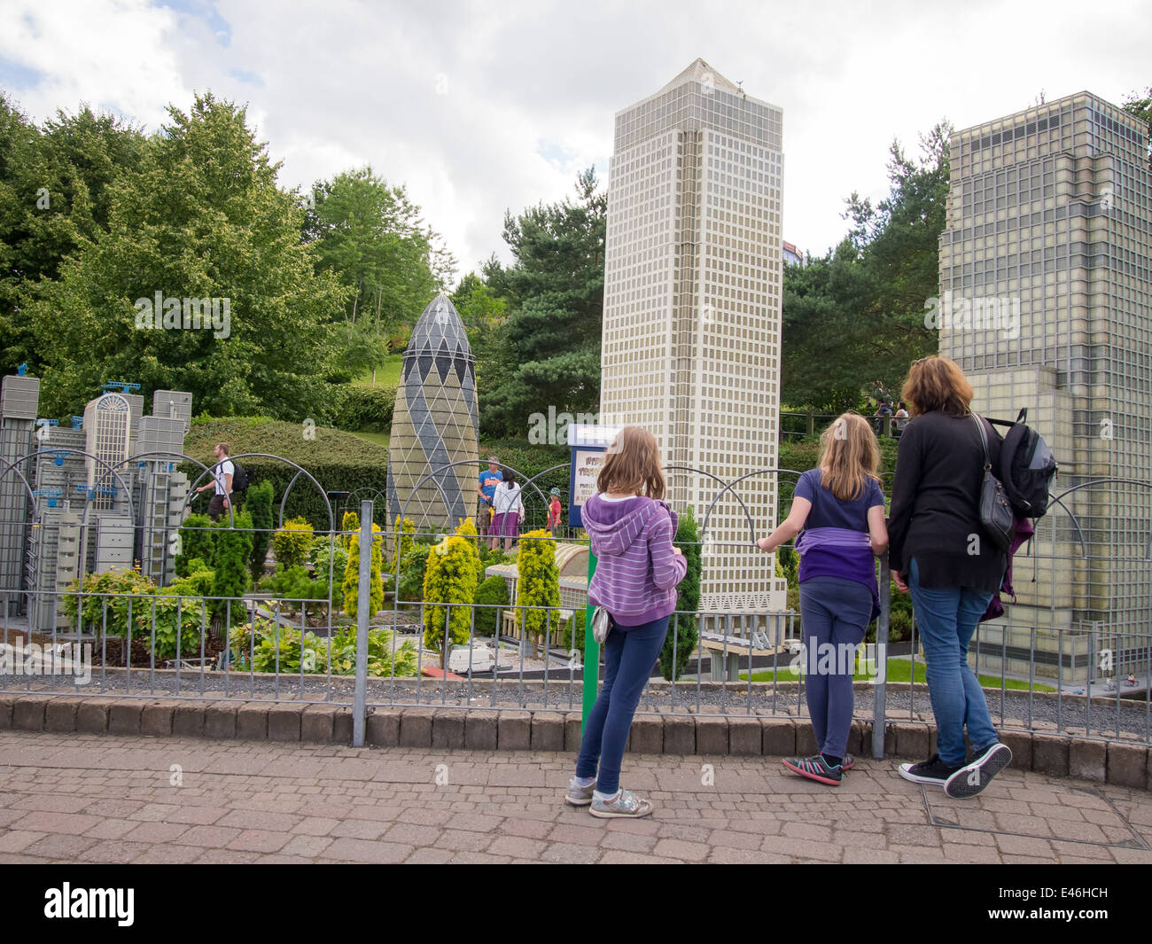 Due bambini e la loro madre guarda un modello della città di Londra realizzato da Lego a Legoland Windsor Foto Stock