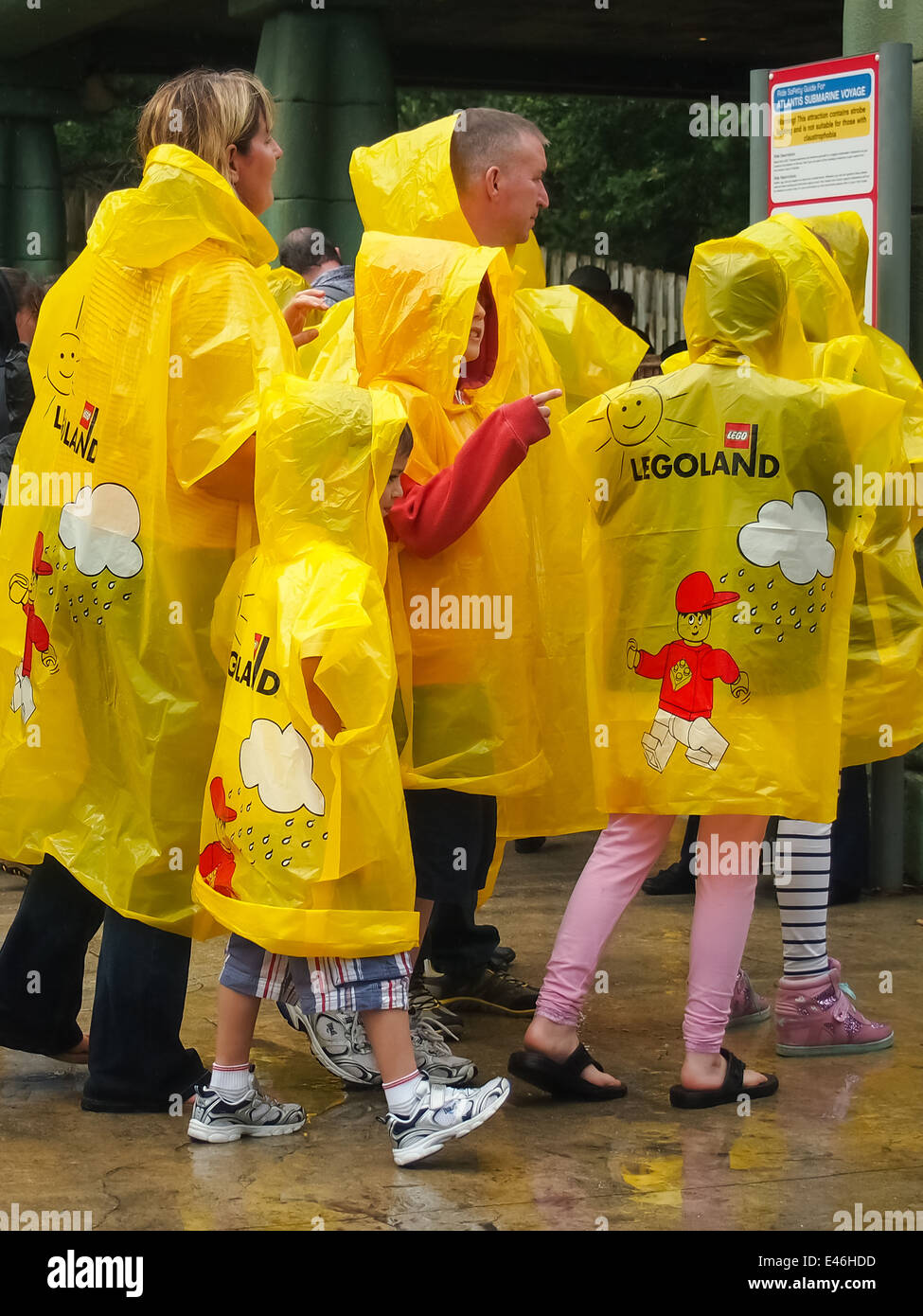 I visitatori di Legoland Windsor indossare monouso poncho impermeabili in un giorno di pioggia Foto Stock