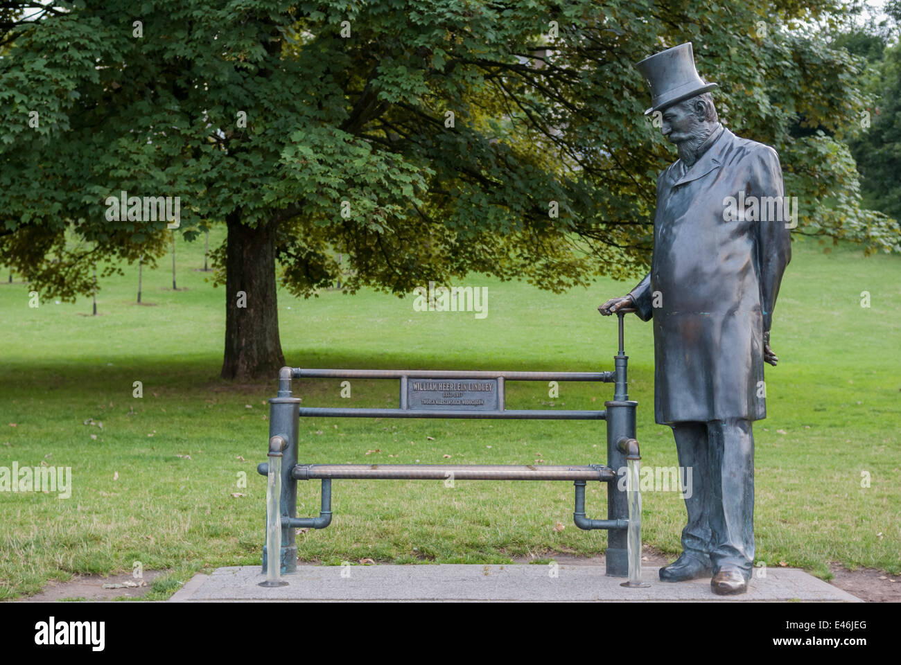 Statua e panca di William Heerlein Lindley, Varsavia, Polonia Foto Stock
