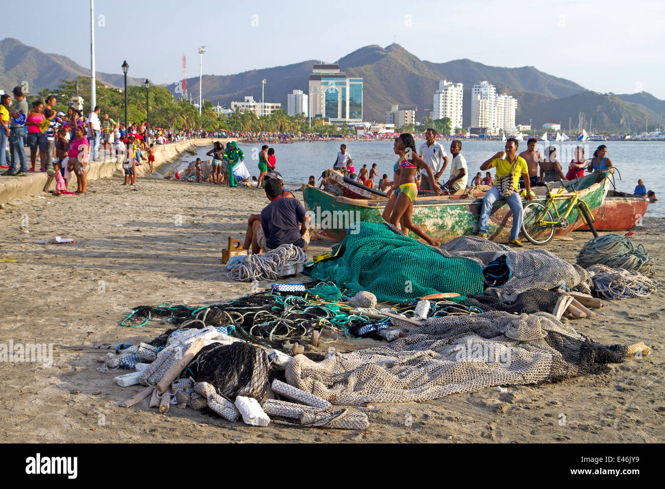 Beachgoers sulla spiaggia principale di Santa Marta Foto Stock