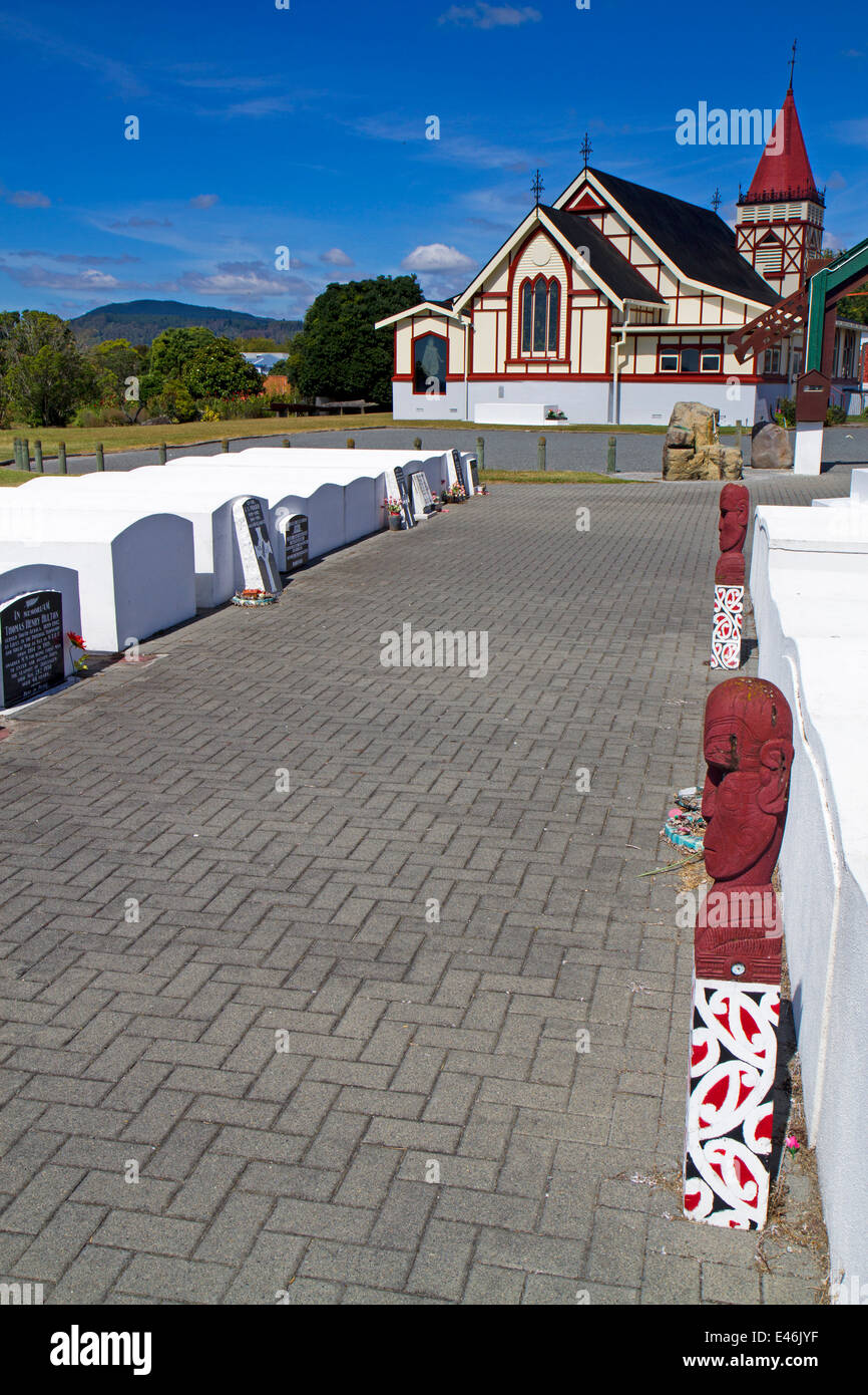 Sopra le tombe di massa a St la fede della Chiesa Anglicana, sulle rive del lago Rotorua Foto Stock