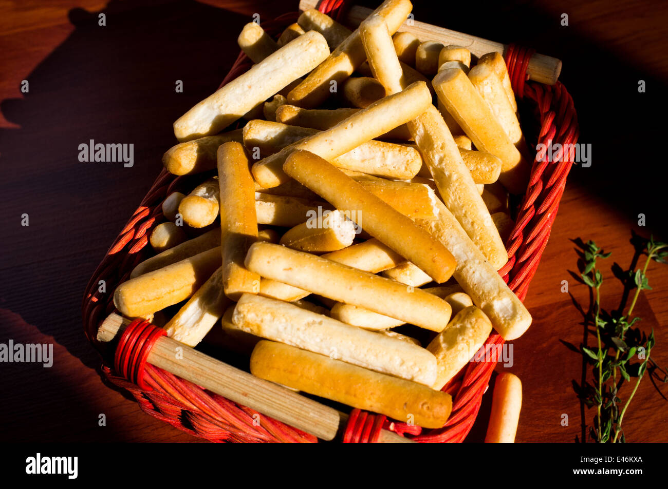 Per la produzione di grissini di formaggio in un rosso cesto in vimini Foto Stock