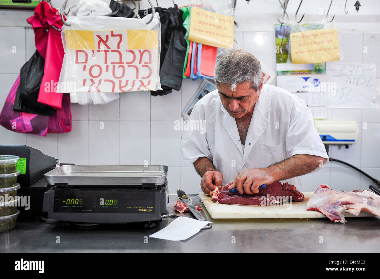 Amos il macellaio, durante il lavoro nel negozio di macellaio, Jaffa, Israele Foto Stock